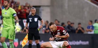 Flamengo vence Emelec e Rafinha faz gol de pênalti