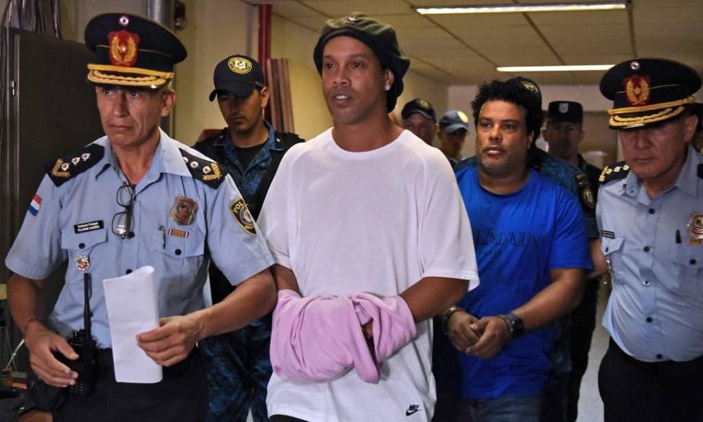 Ronaldinho rompe silêncio e fala a imprensa sobre prisão