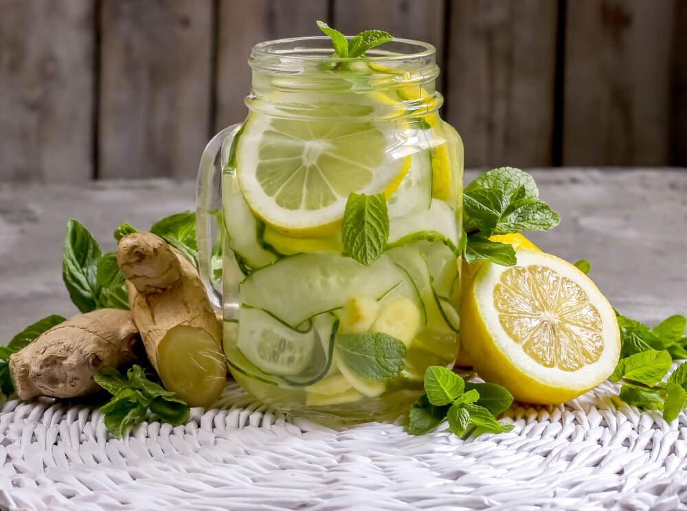 5 benefícios impressionantes de beber água com limão