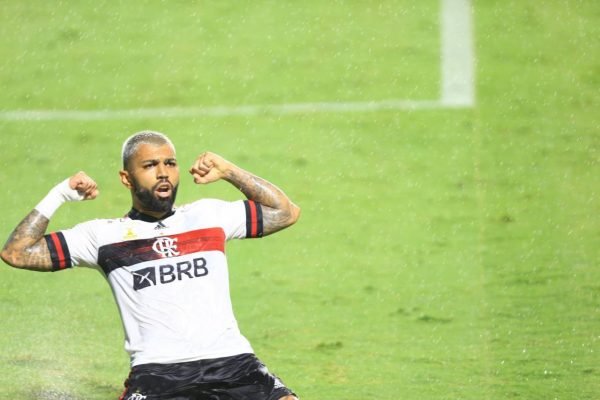 Flamengo vence o Goiás e continua na briga pelo título