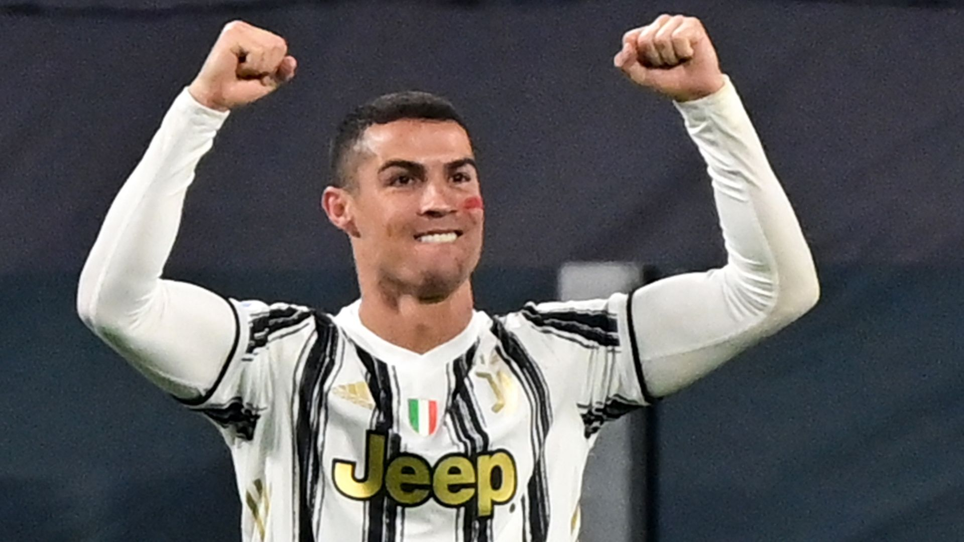 Cristiano Ronaldo fez história no futebol durante a final da Super Copa da Itália