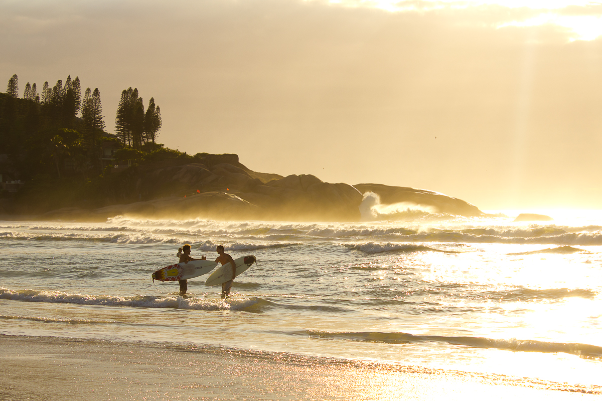Quais são as 10 melhores praias para praticar surf? Descubra agora
